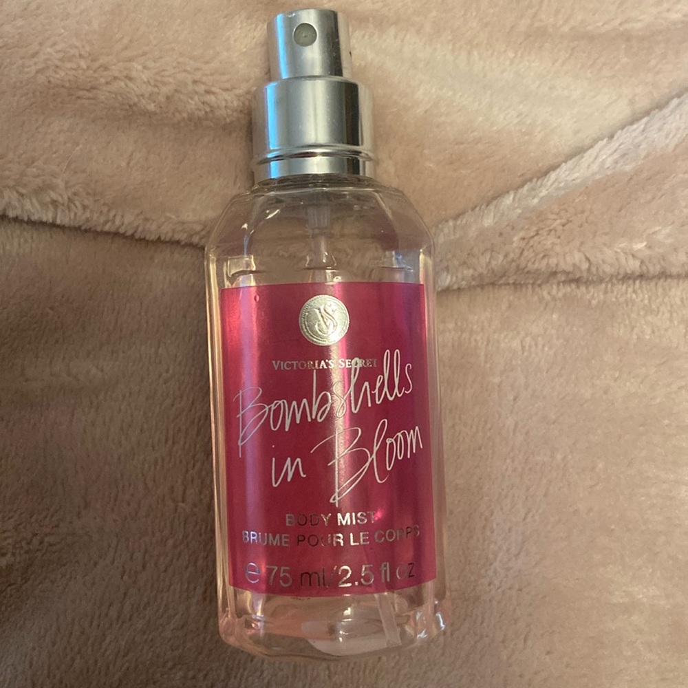 VS bombshell in bloom body mist 2.5oz bottle 60% perfume in it. Top missing